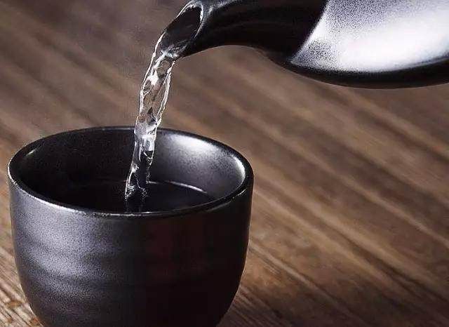 如何鉴别酱香型白酒？